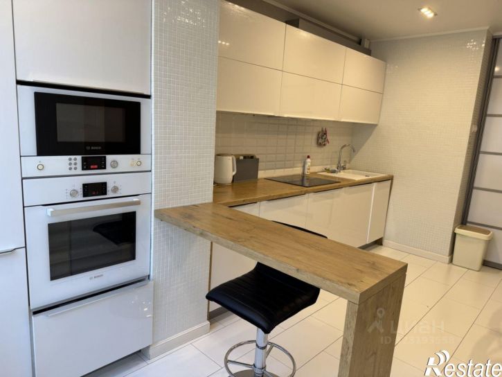 3-комн квартира улица Виталия Кручины, 6,  д. 6